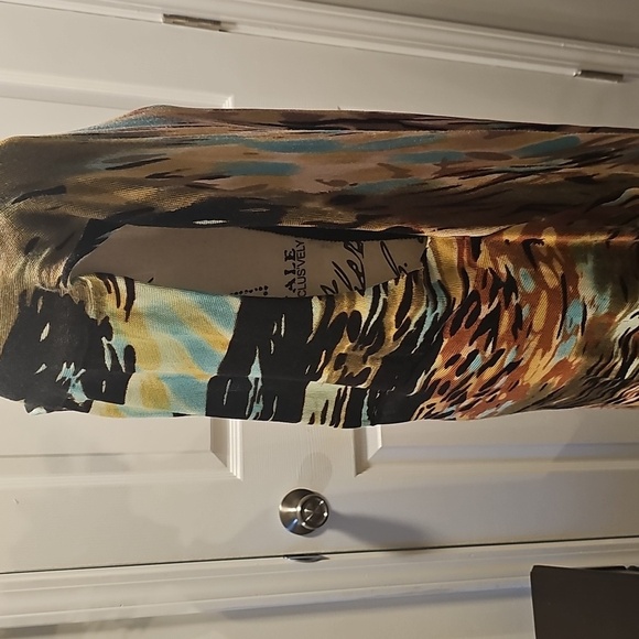 Multicolor Abstract Patterned Shawl - Picture 3 of 13